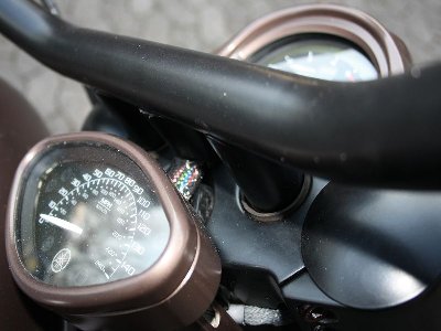 k-IMG_0048.JPG (55.49 KiB) 3105 mal betrachtet Kabel wurde im Lenker verlegt und durch einen "dritten Riser" der als Kabelkanal dient gezogen. Danach verlaufen die Kabel durch das Joch.