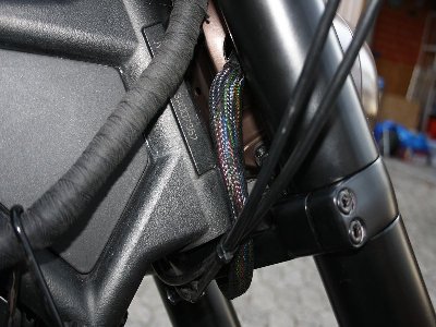 k-IMG_0047.JPG (82.35 KiB) 3104 mal betrachtet Den Kabelstrang, der unter dem Tank vorkommt geht jetzt oben in die Lampe und die Kabel aus dem Lenker gehen nun unten in die Lampe.