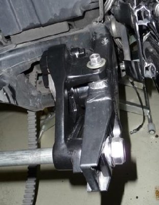 Hinterer Bremsanker hinter die Schwinge gelegt